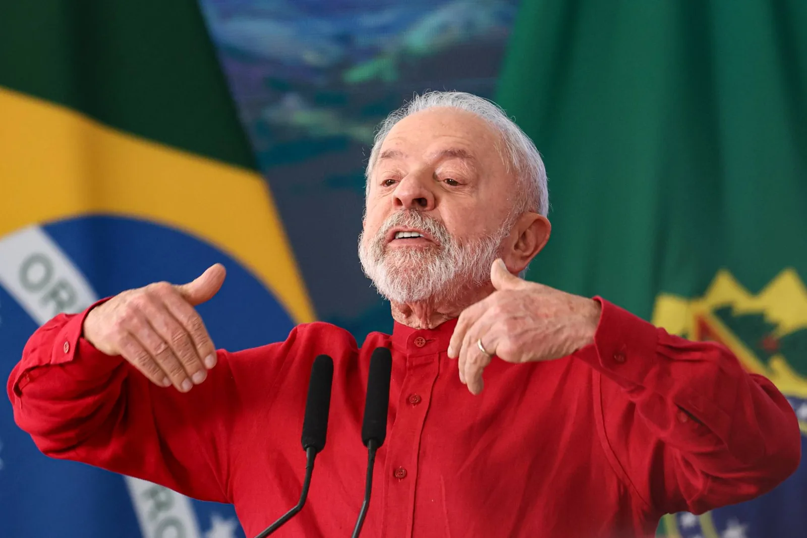 Campanha de Lula pede investigação sobre collabs ligadas a Flávio no Instagram