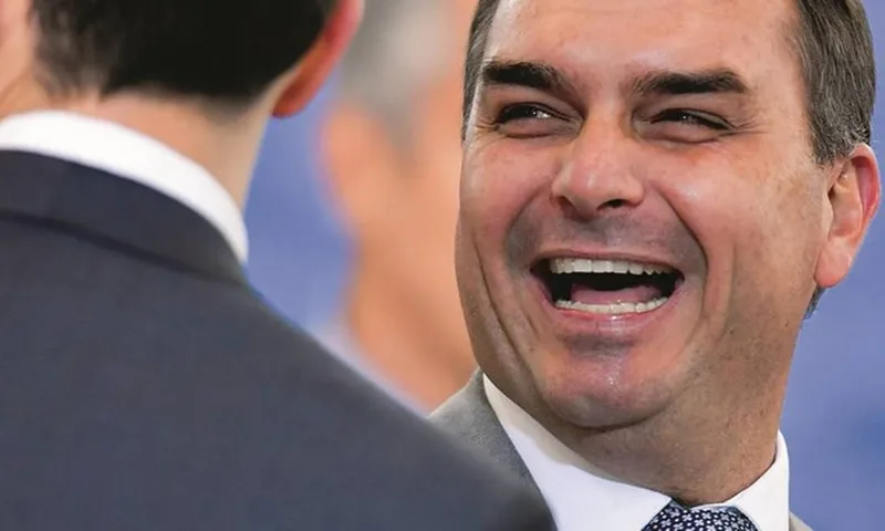 Flávio Bolsonaro critica reajuste de 15% no Bolsa Família