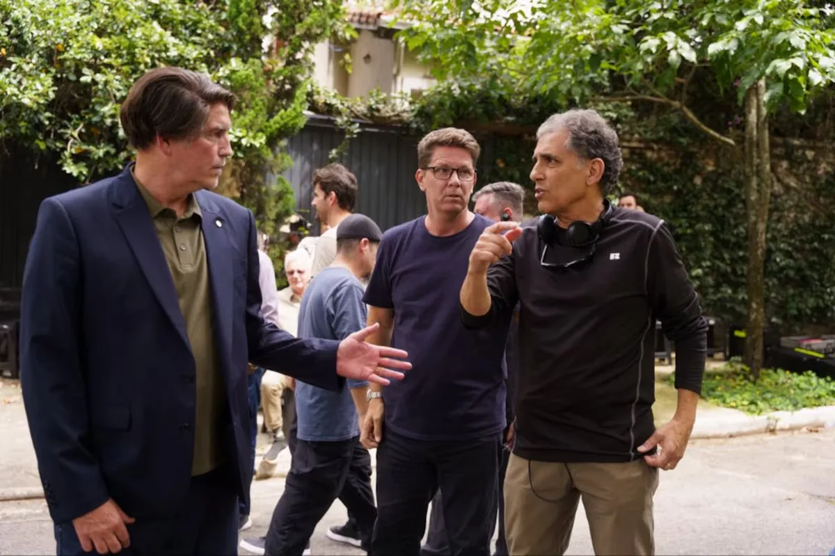 Produção de Dark Horse comprou peruca e blindados para filmagens de Bolsonaro