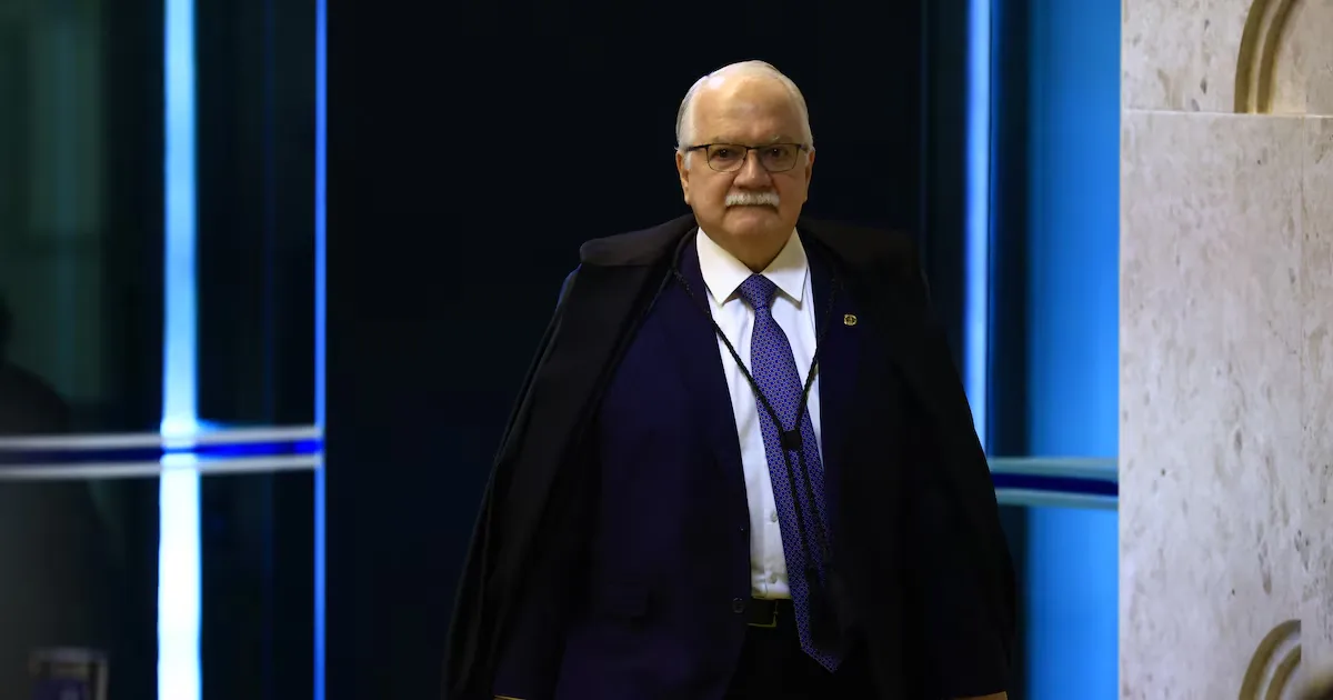 Fachin dá cinco dias para PGR opinar sobre inquéritos do Master e do INSS