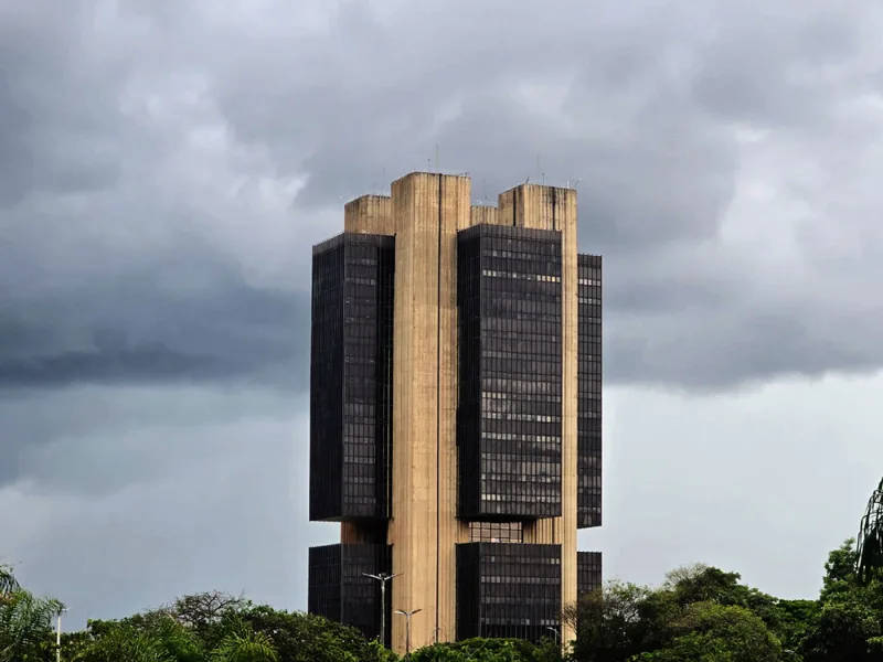 Focus mantém previsão para outubro e eleva estimativa de novembro