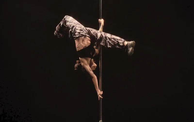 Do treino à sala de aula, pole dance busca reconhecimento além dos estereótipos