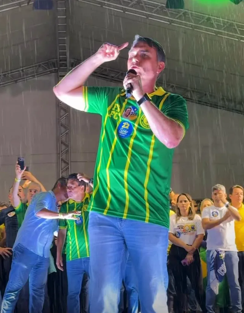 Flávio Bolsonaro promete quatro escolhas para o STF se vencer eleição
