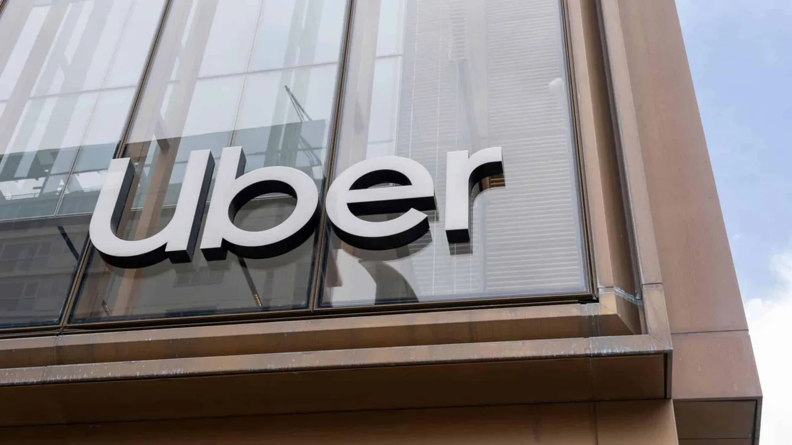 Uber prevê repasse de economia dos cortes para corridas e expansão do app